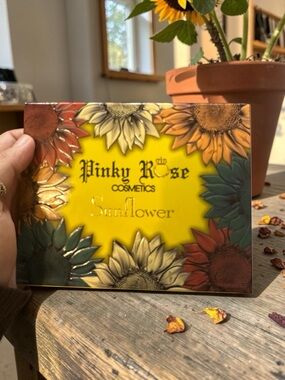 Pinky Rose Sunflower Eyeshadow Palette – Multi-Colored